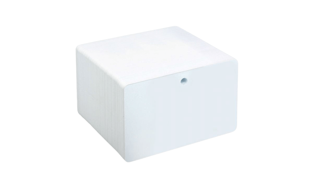 Unbedruckte PVC-Karten mit vorgestanztem Loch im Querformat